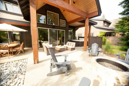 Center of Suncadia with Hot Tub, Games, Walkable, Close to Golf & Wedding Venues