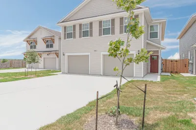 Charming 3-bedroom townhome in San Antonio with WiFi and AC Hotels near St Rose of Lima Catholic Church
