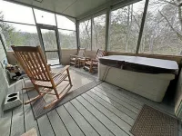 Cozy Pigeon Forge Cabin Near Parkway: Hot Tub, Mountain Views & Pet Friendly! - Farmhouses