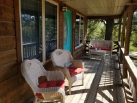Wifi!! Big Oak Cabin, Ozarks, Hot Tub, Rivers! Hotels in Ozark County