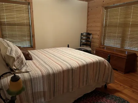 Comfy rustic cabin 1/2 mile from Lake Texoma is ready and fully stocked for 8+!