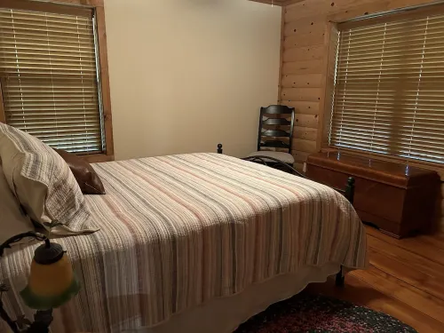 Comfy rustic cabin 1/2 mile from Lake Texoma is ready and fully stocked for 8+!