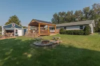 Lake Life Retreat in Decatur Michigan on Lake of the Woods near Sister Lakes