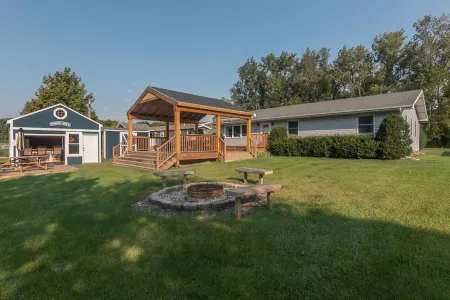 Lake Life Retreat in Decatur Michigan on Lake of the Woods near Sister Lakes