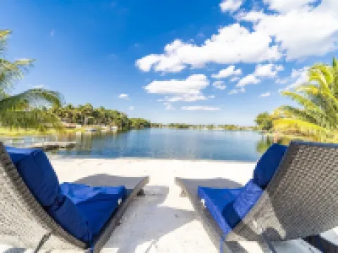 4BR/3BA Miami Welcoming Waterfront Wonder w/ Pool! Hotels in Ojus