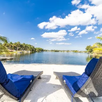 4BR/3BA Miami Welcoming Waterfront Wonder w/ Pool!