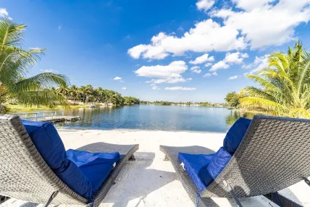 4BR/3BA Miami Welcoming Waterfront Wonder w/ Pool!