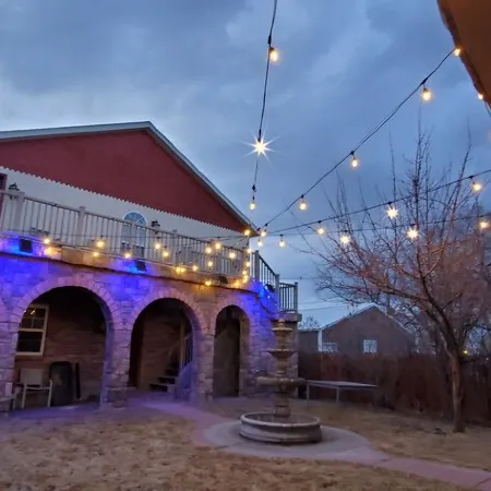 Western Carriage House Studio Suite- Western themed retreat- Full Kitchen & Bath