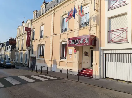 Hotel le Charleston Отели рядом с достопримечательностью «Home of Adam and Eve»