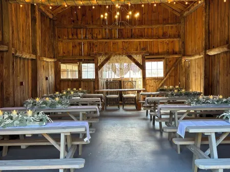 A-Frame Cottage with Creek, Barn, Game Room, Fire Pit, Hot Tub, Sleeps 10 Отели в г. Пайн Крик