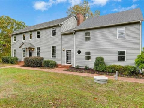 Large Riverfront Retreat -Views, Bunkroom, Firepit, Playset -by Williamsburg!