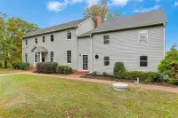 Perfect large river retreat -views, bunkroom, firepit, playset -by Williamsburg!