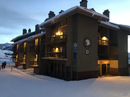 A True Ski-In/Ski-Out Location.  Steps to slopes...hard to get any closer! Отели в г. Маунт Крестед Бьютт