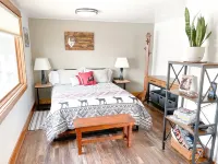 YEAR ROUND, a Cozy Studio for 2, Overlooking the Historic Yellowstone Arch