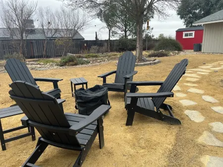 Boots & Barrels Ranch-2 master bedrooms,2 add'l bedrooms,3 baths, views, firepit