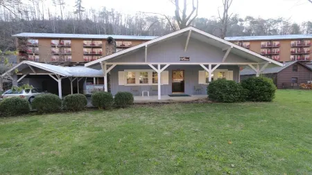 Cottage located on the river in Downtown Gatlinburg, Tn