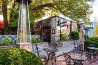 Red Oak-5 Bedroom with in Ground Pool, Fireplace-Walk to Restaurants