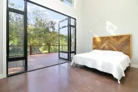 Modern River Home on 1/2 Acre with 101' of Private River Frontage. Hotel dekat Gypsy River Resort