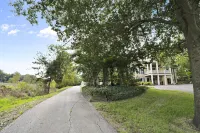 10 Minutes from Downtown Memphis -  Southern Luxury in this Spacious Home