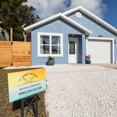 NEWLY RENOVATED DOG FRIENDLY BEACH HOUSE WITH FENCED IN YARD 1 BLOCK TO BEACH