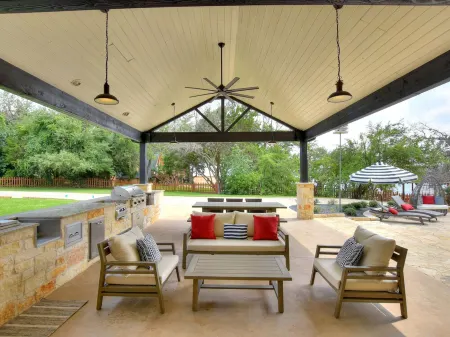 LOCATION!!  Lake Travis Waterfront~Pool, Spa, Outdoor Kitchen, Location Отели в г. Гудзон Бенд