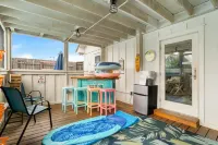 Private Pool and Hot Tub, Steps to beach, Pet Friendly with fenced in yard!