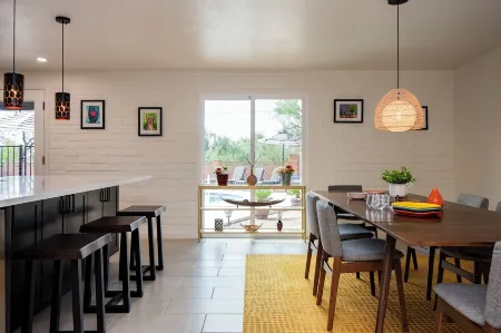 Charming brick 4-bedroom house with hot tub, private pool! Отели рядом с достопримечательностью «Old Pueblo Pediatrics»