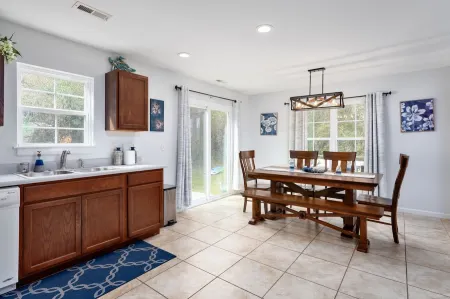 3 Bedroom Townhome, 5 Minutes to Uncw & Wrightsville Beach Отели рядом с достопримечательностью «Университет Северная Каролина в Уилмингтон»
