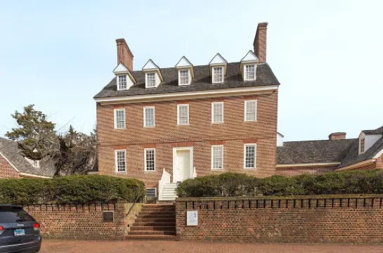 Renovated Row Home in the heart of Downtown Annapolis.Two blocks to everything