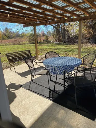 Cozy 2 Bedroom Country Cottage North of Parsons . Sleeps up to 5 people.