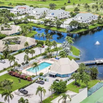 Beautiful Jupiter 3/2.5 + Loft Condo only steps from the beach on Carlin Park!