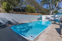 Winemakers Home🍷 Mid-Century Modern😎Pool⛱Walk to Downtown Paso! - สระว่ายน้ำส่วนตัว