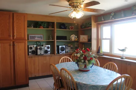 Stunning Sunsets on Quonnie Waterfront- 2 Kayaks, Beach Pass & Backyard Clamming