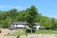 Spacious Lakefront Retreat 6Br, 7BA Private Dock Perfect for Family Reunions