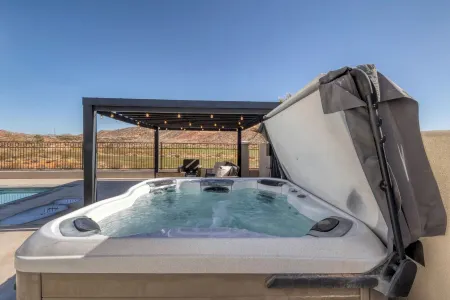 Luxury 6 Bed Heated Private Pool, Hot Tub, Game Room, near Zions on Golf Course