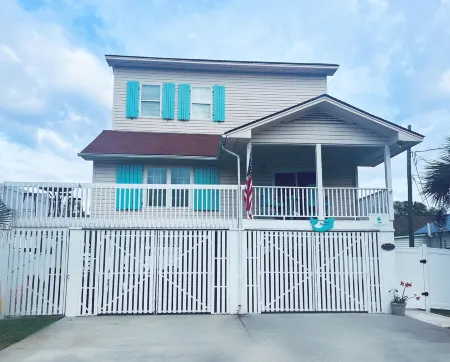 Heated pool at the Heart of Tybee. Walk or bike everywhere 8 bikes for guest.