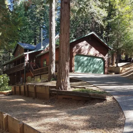 Gorgeous Deer Run Chalet (includes neighborhood lake access)