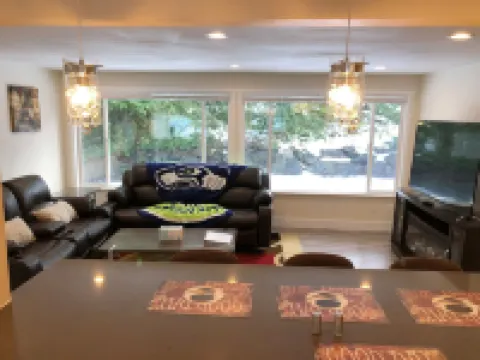 Modern & Remodeled 3bd/2ba duplex unit in Bothell - walk to UW Bothell, Downtown ボセルのホテル
