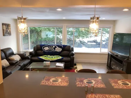 Modern & Remodeled 3bd/2ba duplex unit in Bothell - walk to UW Bothell, Downtown