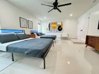 Upscale Tampa Bay Dream Home Pool / Putting Green