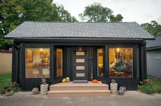 Style on the Square 2-bedroom bungalow with WiFi, AC in Petersburg Hotels in Menard County