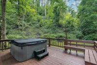 Cabin with private pickleball court and tons of FUN, caves close!!