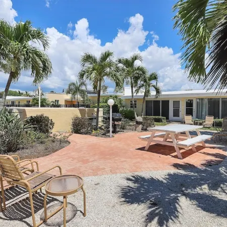 Gulfside No Roads to Cross 1-bedroom condo with AC, WiFi On Siesta Key Beach..
