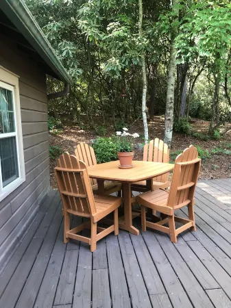 Tranquility  abounds Отели рядом с достопримечательностью «Fred W. Symmes Chapel»