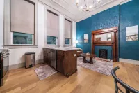 The Peacock Suite - Luxury 1 Bedroom Apartment in Downtown Sedalia