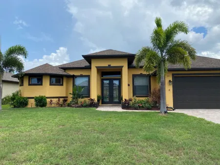 Spacious Waterfront 4+ bedroom Pool Home in delightful Rotonda West, FL