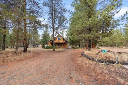 Modern & Beautiful Cabin w/Hot Tub<br>Serene location and comfortable stay