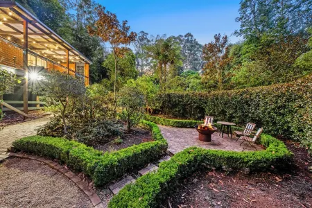 Luxury  Secluded, in Nature - Pet Friendly.  Walk to Village Cafe's, Shops