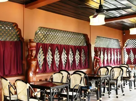 Lux Guesthouse Отели рядом с достопримечательностью «Phnom Sampeau|Phnom Sampov»