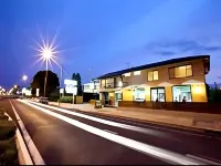 Golden West Motor Inn - bar